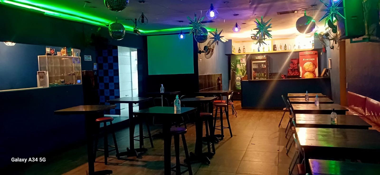 Balcão e telão de karaokê do Guinga's Bar