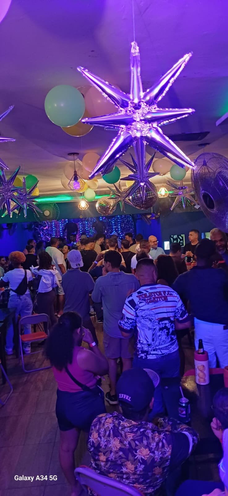 Pista de dança cheia numa noite de festa no Guinga's Bar